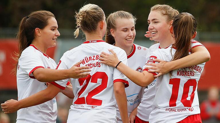 Jubel bei (von links) mit Laura Eisler, Franka Ziegler, Victoria Maidhof, Anne Förster und Sophia Klärle. Die Kickers-Frauen haben auch ihr Heimspiel gegen Ingolstadt II gewonnen. Ziegler und Klärle erzielten die Tore.