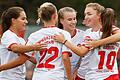 Jubel bei (von links) mit Laura Eisler, Franka Ziegler, Victoria Maidhof, Anne Förster und Sophia Klärle. Die Kickers-Frauen haben auch ihr Heimspiel gegen Ingolstadt II gewonnen. Ziegler und Klärle erzielten die Tore.