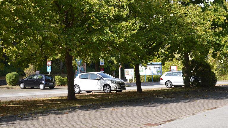 Auf dem Schlossparkplatz in Aschach stand einst das große Brauhaus der Brüder Karl Heinrich und Ludwig Stolle. Erst 1969 wurden das alte Gebäude abgerissen.