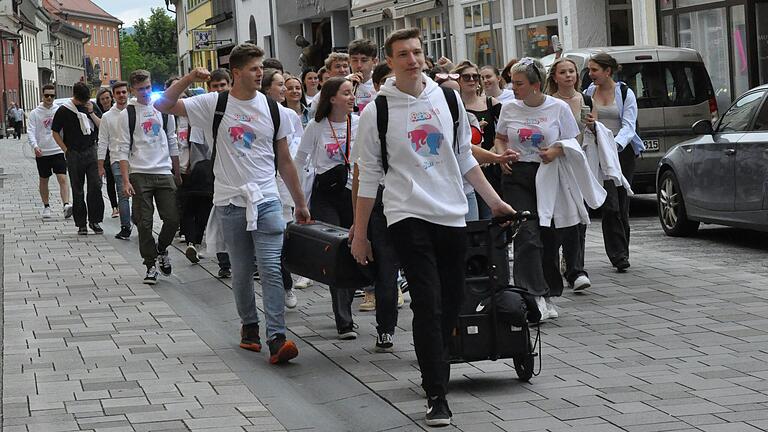 47 Absolventinnen und Absolventen des Martin-Pollich-Gymnasiums in Mellrichstadt haben das Abitur bestanden. Das Foto entstand beim 'Abi-Walk' von der Schule zum Mellrichstädter Marktplatz am Tag der Notenbekanntgabe am 14. Juni.