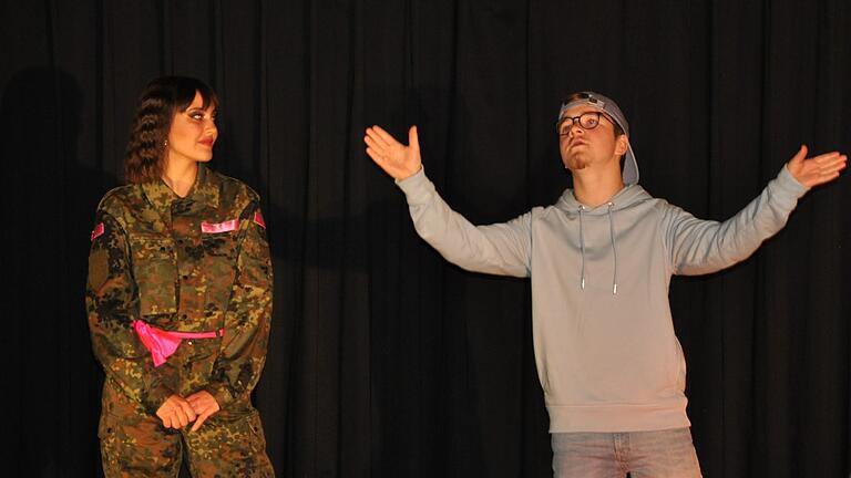 Beatrice (Dana Sitte) und Benedikt (David Schneider) bei einem ihrer scharfzüngigen Wortwechsel in „Viel Lärm um nichts“, das die Theatergruppe des Franz-Miltenberger-Gymnasiums Bad Brückenau mit einer eigenen Interpretation an zwei Tagen aufführte.       -  Beatrice (Dana Sitte) und Benedikt (David Schneider) bei einem ihrer scharfzüngigen Wortwechsel in „Viel Lärm um nichts“, das die Theatergruppe des Franz-Miltenberger-Gymnasiums Bad Brückenau mit einer eigenen Interpretation an zwei Tagen aufführte.