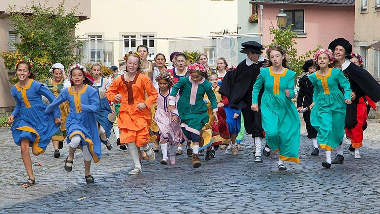 Das Bild zeigt eine Szene aus dem Volksschauspiel „Die Schutzfrau von Münnerstadt“ – für das Stück braucht es insgesamt rund 200 Darstellerinnen und Darsteller. Das Bild zeigt eine Szene aus dem Volksschauspiel „Die Schutzfrau von Münnerstadt“ – für das Stück braucht es insgesamt rund 200 Darstellerinnen und Darsteller.