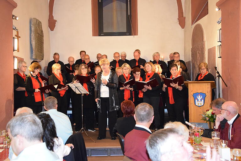 Mit zwei Chören, dem gemischten Chor und dem Projektchor Canteamus, nahm der Gesangverein Liederkranz Wiesenfeld an den Chor-Begegnungen beim Sängerfest des Gesangvereins Wernfeld in der Alten Kirche teil. Sigrid Schwab leitete beide Chöre und sang ein Solo. Mit zwei Chören, dem gemischten Chor und dem Projektchor Canteamus, nahm der Gesangverein Liederkranz Wiesenfeld an den Chor-Begegnungen beim Sängerfest des Gesangvereins Wernfeld in der Alten Kirche teil. Sigrid Schwab leitete beide Chöre und sang ein Solo.