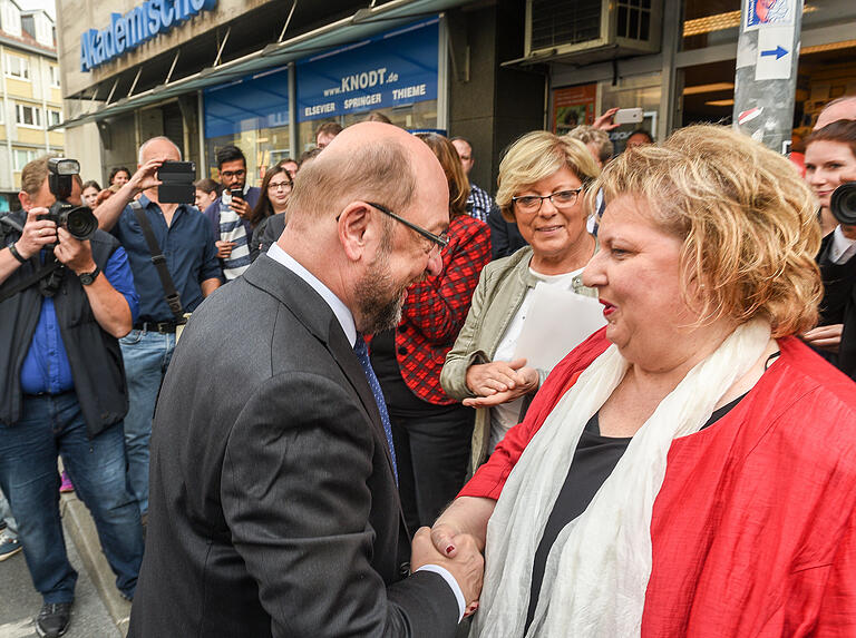 2017, Besuch des Kanzlerkandidaten in Würzburg: Eva Maria Linsenbreder hat damals für den Bundestag kandidiert und brannte für Martin Schulz. 2017, Besuch des Kanzlerkandidaten in Würzburg: Eva Maria Linsenbreder hat damals für den Bundestag kandidiert und brannte für Martin Schulz.