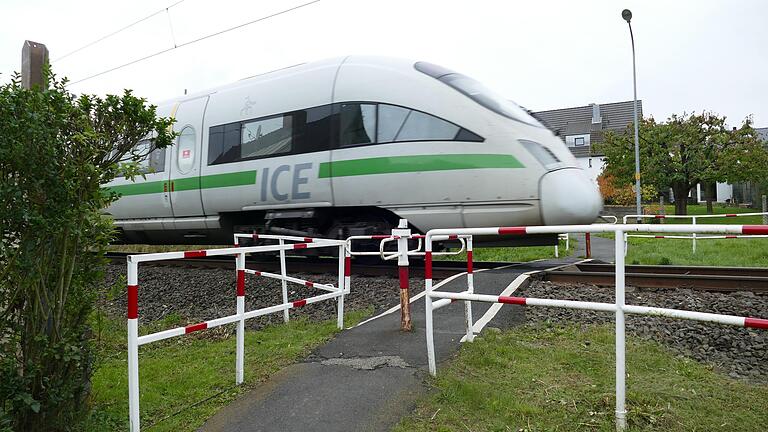 Blitzschnell taucht der ICE aus dem Nichts am Drehkreuz des Stettener Bahnübergangs auf. Fußgänger fühlen sich verunsichert.