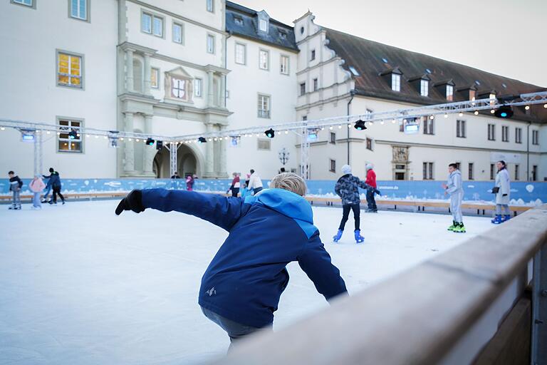 Die große Echt-Eisbahn im Hof des Residenzschlosses brachte auch in diesem Winter wieder Vergnügen und Geselligkeit für alle Generationen.