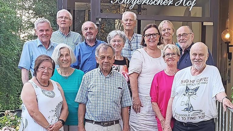 Unser Foto zeigt die Abiturienten das Jahrgangs 1963, teilweise mit den Ehefrauen oder Ehemännern.       -  Unser Foto zeigt die Abiturienten das Jahrgangs 1963, teilweise mit den Ehefrauen oder Ehemännern.