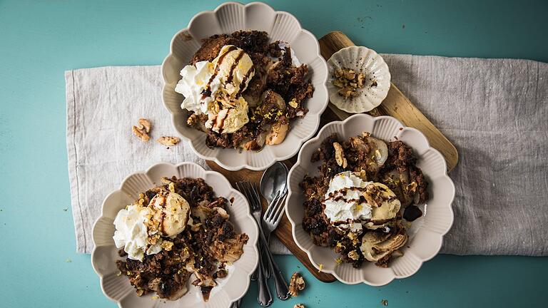 Birnen-Schokolade-Crumble       -  Der Birnen-Schokolade-Crumble lässt sich mit Vanilleeis, Sahne, Schokoladensoße, Zitronenzesten und Walnüssen lecker anrichten.