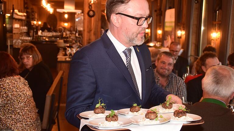 Hoteldirektor Oliver Römling servierte Wildfrikadelle mit Waldorfsalat.