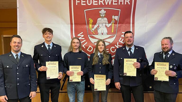 Beförderungen bei der Feuerwehr Wildflecken: (von links) Daniel Kleinheinz (Kommandant) Tristen Kleinheinz, Philipp Fiedler und Joy-Estelle Schön sind nach dem Übertritt aus der Jugend in den aktiven Dienst zum Feuerwehrmann bzw. Feuerwehrfr... - Beförderungen bei der Feuerwehr Wildflecken: (von links) Daniel Kleinheinz (Kommandant) Tristen Kleinheinz, Philipp Fiedler und Joy-Estelle Schön sind nach dem Übertritt aus der Jugend in den aktiven Dienst zum Feuerwehrmann bzw. Feuerwehrfrau befördert worden. Oberlöschmeister sind Patrick Strömel und Tobias Fröhlich . Beförderungen bei der Feuerwehr Wildflecken: (von links) Daniel Kleinheinz (Kommandant) Tristen Kleinheinz, Philipp Fiedler und Joy-Estelle Schön sind nach dem Übertritt aus der Jugend in den aktiven Dienst zum Feuerwehrmann bzw. Feuerwehrfr... - Beförderungen bei der Feuerwehr Wildflecken: (von links) Daniel Kleinheinz (Kommandant) Tristen Kleinheinz, Philipp Fiedler und Joy-Estelle Schön sind nach dem Übertritt aus der Jugend in den aktiven Dienst zum Feuerwehrmann bzw. Feuerwehrfrau befördert worden. Oberlöschmeister sind Patrick Strömel und Tobias Fröhlich .