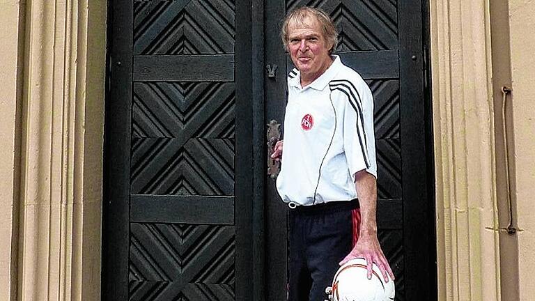 Pfarrer Johannes Messerer       -  Pfarrer Johannes Messerer ist gut trainiert für das Fußballspiel seiner Kleriker-auswahl gegen lokale Prominenz.