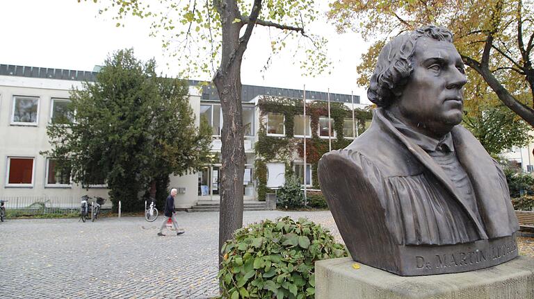 Auf den Plänen des Arichtekturbüros BBO für einen möglichen Neubau des Friederike-Schäfer-Heims am Martin-Luther-Platz ist klar zu sehen, dass der Neubau bis zur Luther-Büste gehen würde.