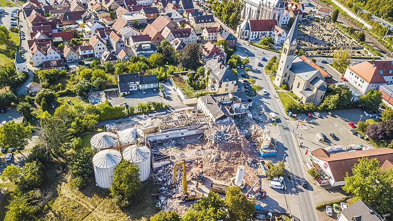 Am Ziegelbrunn werden die ehemalige Malzfabrik, der alte Zentralsaal und das frühere CC-Kino abgerissen. Nicht nur Altbürgermeister Rudi Eck fragt sich, wie dieser Bereich künftig genutzt werden soll.