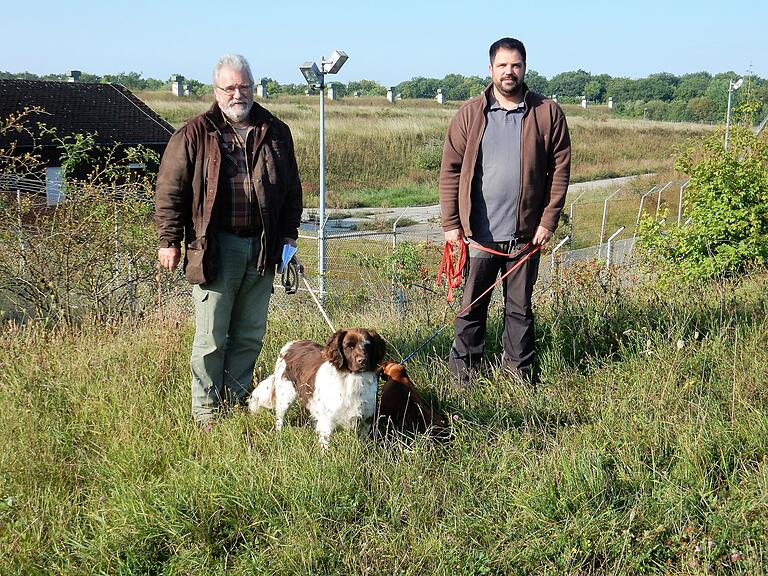 Willi und Johannes (rechts) Grebner vor der Bunkeranlage. Beide sind Jäger und sagen, dass eine Gefährdung der Wildtiere durch Windräder gering sei.