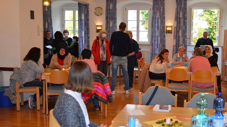 Bestens besucht war das Café der Begegnungen in Gochsheim bei der Eröffnungsfeier, die auch von den Kindern des Leseclubs „Die schlauen Füchse“ mitgestaltet wurde.