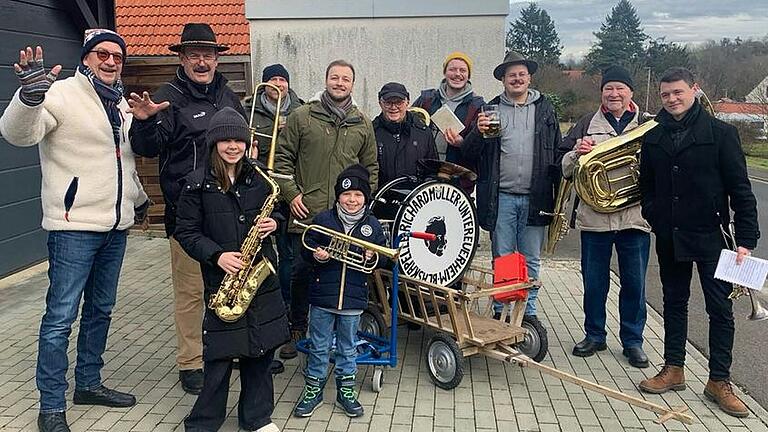 Warme Kleidung und gute Laune sind die besten Mittel gegen das Schmuddelwetter, wie es diesmal wieder herrschte. Tags darauf waren die Musiker auch noch mal am Untereuerheimer Steg im Einsatz.