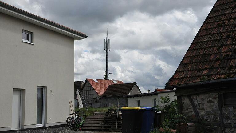 Der Funkmast in der Ortsmitte von Bundorf sorgt für Ärger.