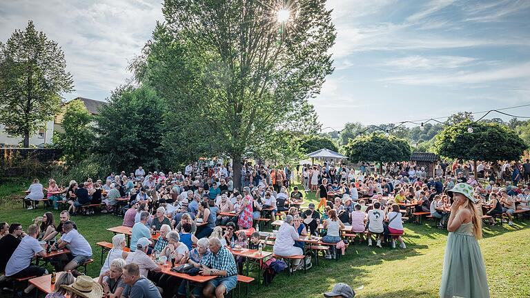 In Wülfershausen ist immer was los, so wie hier bei der Säuplo-Serenade an den vier Dienstagen im Juli (Archivbild). Eine neue App soll nun wichtige Termine und Informationen zum Ortsgeschehen versammeln. In der jüngsten Gemeinderatssitzung wurde sie vorgestellt.