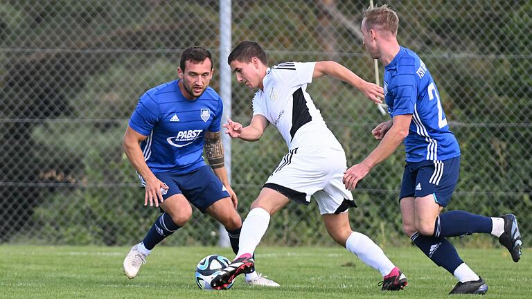 Elias Reiher (Mitte, hier auch einem Archivbild aus dem September) glänzte beim 6:1-Erfolg des FC Strahlungen in Schweinfurt als vierfacher Torschütze.