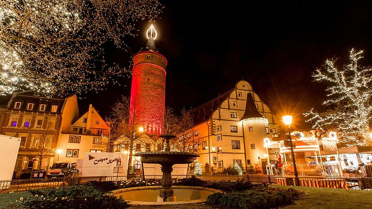 Rund um die Adventskerze findet am dritten Adventswochenende der Kitzinger Weihnachtsmarkt am Platz der Partnerstädte, am Marktplatz und im Rathaus statt. Rund um die Adventskerze findet am dritten Adventswochenende der Kitzinger Weihnachtsmarkt am Platz der Partnerstädte, am Marktplatz und im Rathaus statt.