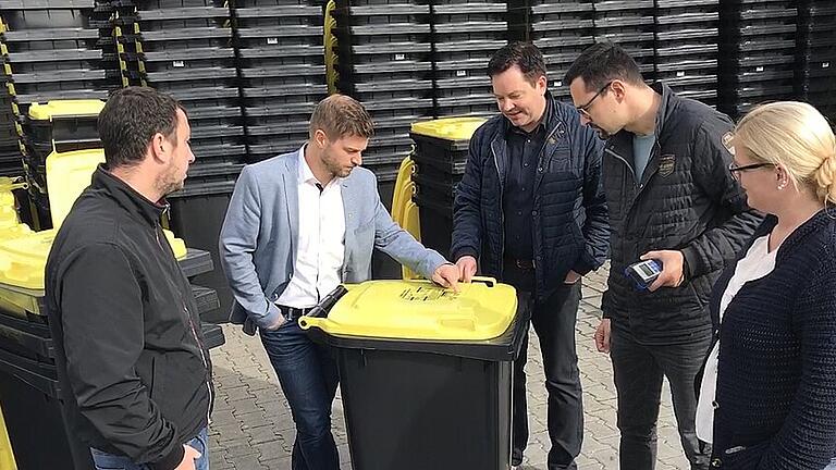 Das ist sie nun, die Gelbe Tonne, für die die Junge Liste so energisch gekämpft hat: Auf dem Foto (von links): Die Kreisräte Christian Zehendner, Thomas Wagenhäuser und Alexander Ambros, Dominik Eichhorn, Mitglied der Geschäftsführung, und Kreisrätin Isabel Zimmer.