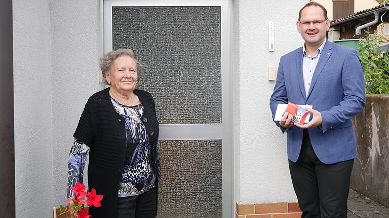 Am 90. Geburtstag von Albina Müller gratulierte Bürgermeister Michael Hombach im Namen der Stadt Karlstadt mit Flaaktalern.&nbsp;