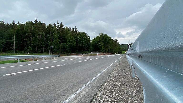 Die Schutzplanken sind angebracht, die Markierungsarbeiten sollen im Laufe der Woche abgeschlossen werden. Dann kann freie Fahrt auf dem ersten neuen Teilstück der Staatsstraße 2292 zwischen Mellrichstadt und Frickenhausen herrschen (im Bild links die Abzweigung nach Unterwaldbehrungen).