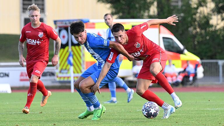 Lukas Mrozek (rechts, TSV Aubstadt) im Zweikampf mit Denis Milic vom FV Illertissen. Lukas Mrozek (rechts, TSV Aubstadt) im Zweikampf mit Denis Milic vom FV Illertissen.