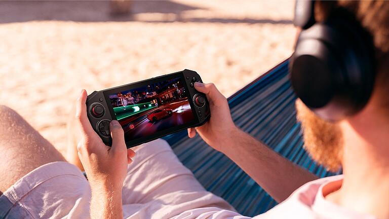 Gaming-Handheld Nitro Blaze 7 von Acer       -  Für möglichst flüssiges, ruckelfreies Spielen kommen AMDs Freesync-Technolgie und der Upscaling-Treiber Radeon Super Resolution zum Einsatz.