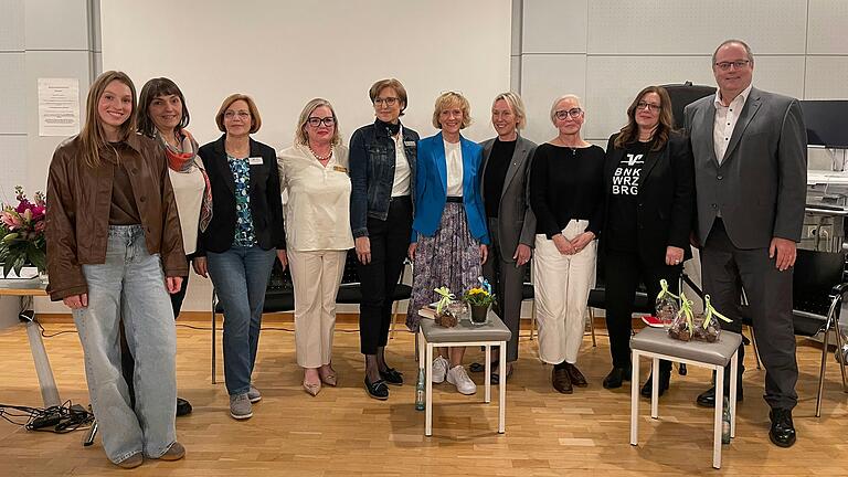 Podiumsdiskussion nach der Lesung von Dr. Birgit Happel aus ihrem Buch 'Auf Kosten der Mütter'.