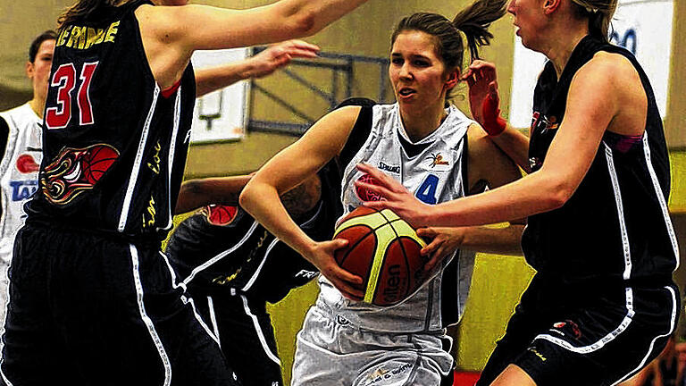 Zielstrebig, aber erfolglos: Würzburgs Eva Barthel (am Ball) versucht, sich gegen die Münchnerinnen Alexandra Bieringer (links) und Sibylle Wessels (rechts) durchzusetzen.
