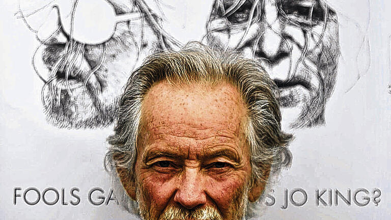 „Ich bin ein klassischer Sideman“: Klaus Voormann vor einem Plakat seines Fools-Garden-Covers. „Ich bin ein klassischer Sideman“: Klaus Voormann vor einem Plakat seines Fools-Garden-Covers.
