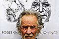 &bdquo;Ich bin ein klassischer Sideman&ldquo;: Klaus Voormann vor einem Plakat seines Fools-Garden-Covers.