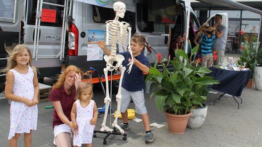 Kennst du das Skelett des Menschen? Für Solice, Stella und Dominik war die Anatomie der Körperbestandteile wohl eher noch ein Spaßfaktor. Kennst du das Skelett des Menschen? Für Solice, Stella und Dominik war die Anatomie der Körperbestandteile wohl eher noch ein Spaßfaktor.