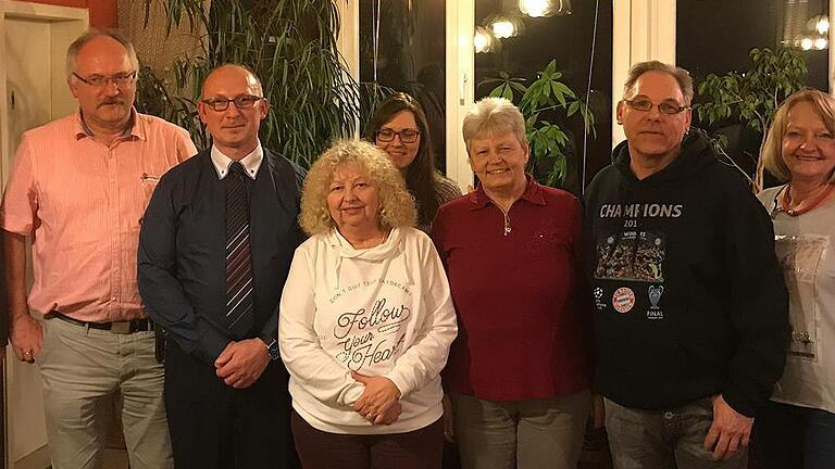 Ehrungen für 25-jährige Mitgliedschaft (im Bild von links): Vorsitzender Wolfgang Gürsching, Heinrich Dittmeier, Vorsitzender Detlef Stahl, Waltraud Kübler, Kassiererin Sabine Kraft, Hedwig Wehner, Roland Barth, Christine Süss und Alfred Weigand.
