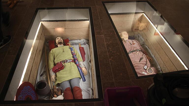 Ein nachgebautes Doppelgrab aus der Zeit der Christianisierung in unserem Landkreis gab es in der Kirchenausstellung von Karlburg. Die Verstorbenen wurden mit christlichen und heidnischen Grabbeigaben bestattet. Ein nachgebautes Doppelgrab aus der Zeit der Christianisierung in unserem Landkreis gab es in der Kirchenausstellung von Karlburg. Die Verstorbenen wurden mit christlichen und heidnischen Grabbeigaben bestattet.