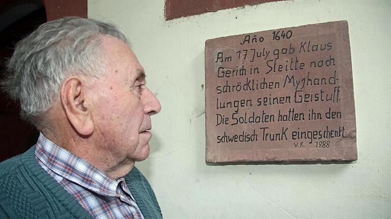 Der inzwischen verstorbene Edmund Höfling vor der Gedenktafel in seinem Anwesen am Torbogen. Der inzwischen verstorbene Edmund Höfling vor der Gedenktafel in seinem Anwesen am Torbogen.