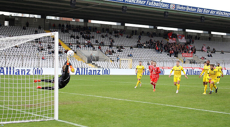 Knapp am Ziel vorbei: Ivan Franjic' Freistoß prallt gegen den Pfosten. Beim 0:1 in München blieben die Würzburger Kickers in der Regionalliga zum dritten Mal in dieser Saison ohne Torerfolg Knapp am Ziel vorbei: Ivan Franjic' Freistoß prallt gegen den Pfosten. Beim 0:1 in München blieben die Würzburger Kickers in der Regionalliga zum dritten Mal in dieser Saison ohne Torerfolg