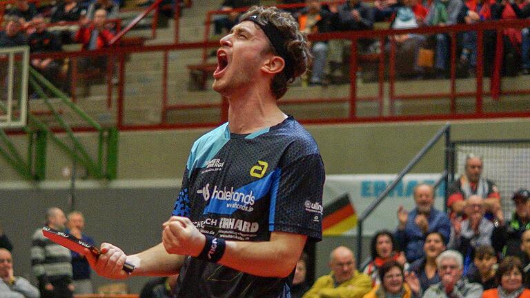Filip Zeljkos Urschrei nach seinem Sieg gegen Fan Bo Meng, der den 3:0-Sieg für den TSV Bad Königshofen gegen den TTC Fulda-Maberzell unter Dach und Fach brachte. Filip Zeljkos Urschrei nach seinem Sieg gegen Fan Bo Meng, der den 3:0-Sieg für den TSV Bad Königshofen gegen den TTC Fulda-Maberzell unter Dach und Fach brachte.