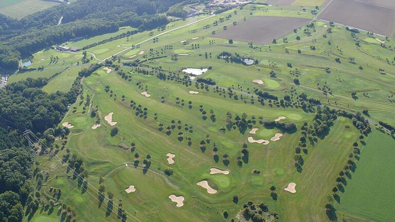 Aus der Vogelperspektive: Von oben sieht man, wie weitläufig der Golfplatz zwischen Eichenfürst und Glasofen ist. Das Foto entstand im Jahr 2011. Mittlerweile hat das Areal einen hohen ökologischen Wert (Archivbild).