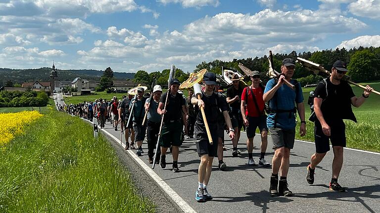 Aus über 50 Gemeinden kommen die Wallfahrer zusammen. Aus über 50 Gemeinden kommen die Wallfahrer zusammen.