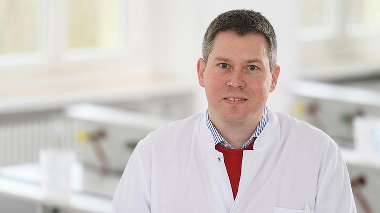 Prof. Oliver Kurzai ist Vorstand des Instituts für Hygiene und Mikrobiologie an der Universität Würzburg und vertritt derzeit auch den Lehrstuhl für Virologie. Prof. Oliver Kurzai ist Vorstand des Instituts für Hygiene und Mikrobiologie an der Universität Würzburg und vertritt derzeit auch den Lehrstuhl für Virologie.