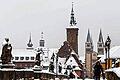 Verschneites Würzburg: Die Alte Mainbrücke liegt unter einer dicken Schneeschicht. Vielleicht zum letzten Mal in diesem Winter.