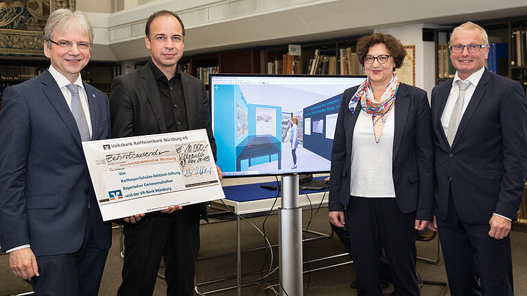 Die VR Bank übergab für die Sonderausstellung '400 Jahre Unibibliothek' einen 10.000-Euro-Scheck. Im Bild von links: Rainer Wiederer (Vorstandssprecher der VR-Bank Würzburg), Hans-Günter Schmidt (Direktor der Universitätsbibliothek), Regina Wenninger (Geschäftsführerin der Raiffeisen/Schulze-Delitzsch Stiftung Bayerischer Genossenschaften) und Helmut Heitzer (Marketingleiter der VR Bank).