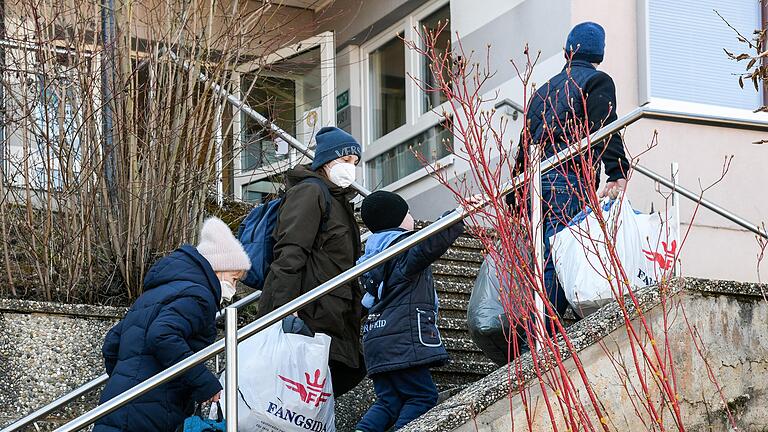 Voll bepackt geht es die Treppen hinauf ins Leinacher Jugendhaus. Hier stehen insgesamt 64 Betten bereit.