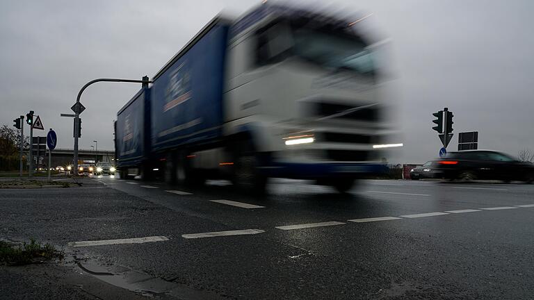 Wegen einer Vollsperrung auf der Kreisstraße KT 12 wird der Verkehr über den Kitzinger Stadtteil Etwashausen umgeleitet. Die Umleitung führt von Großlangheim über Kitzingen nach Hörblach. Grund für die Sperrung ist der Abriss der KT 12-Brücke über die Autobahn A3.