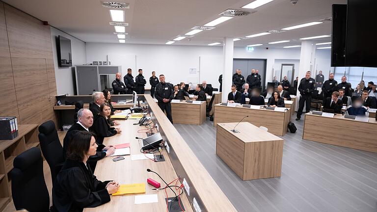 Urteilsverkündung Prozess Juwelendiebstahl Grünes Gewölbe       -  Blick in den Saal des Landgerichts Dresden vor der Urteilsverkündung im Prozess wegen des Juwelendiebstahls aus dem Historischen Grünen Gewölbe Dresden