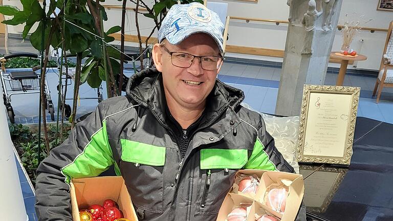 Auch Norbert Stühler aus Eichelsdorf beteiligte sich an der bunten Weihnachtsaktion der Altenhilfeeinrichtungen und spendete einen großen Karton mit teils antiken Christbaumkugeln.