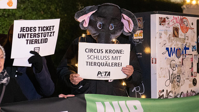 Am Abend des 30.11.2019 versammeln sich rund 50 Tierschützer vor dem 'Cirkus Krone' in Würzburg.