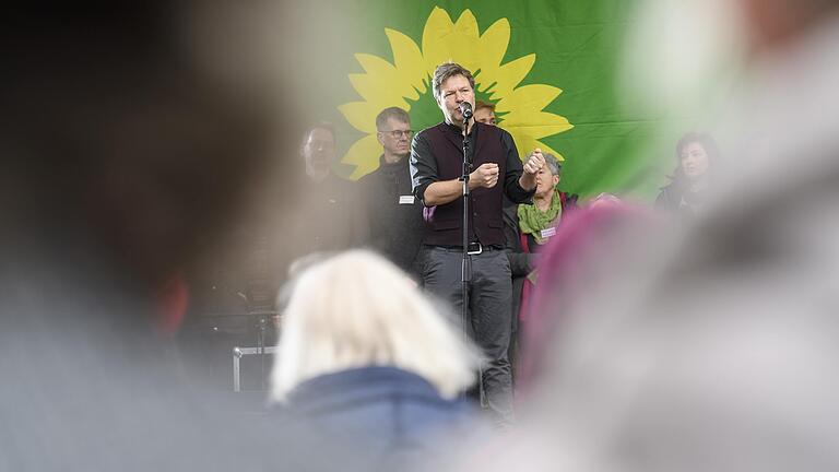 Der Bundesvorsitzende der Grünen Robert Habeck besuchte am Samstag eine Wahlkampfveranstaltung der Grünen in Würzburg. Zahlreiche Menschen waren auf den Marktplatz gekommen, um seine Rede zu verfolgen.